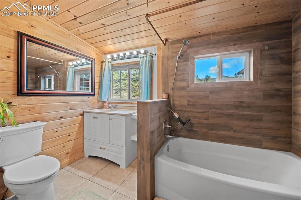 Image 20 of 32: Bathroom