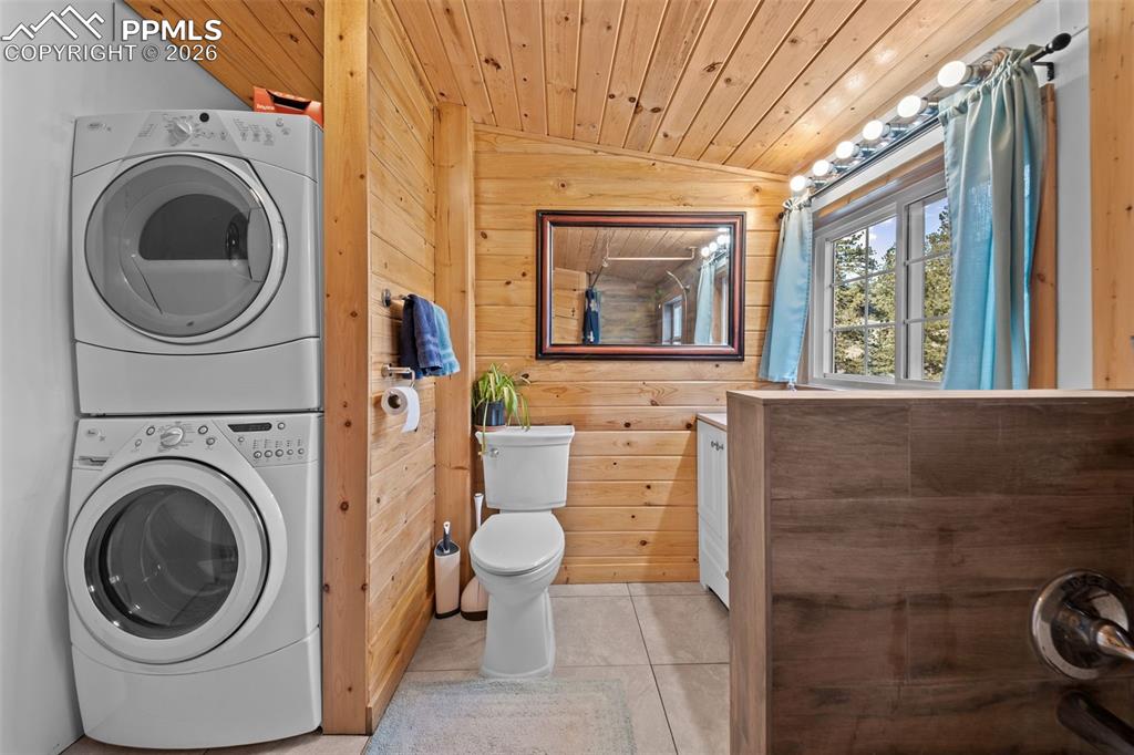 Image 21 of 32: Bathroom