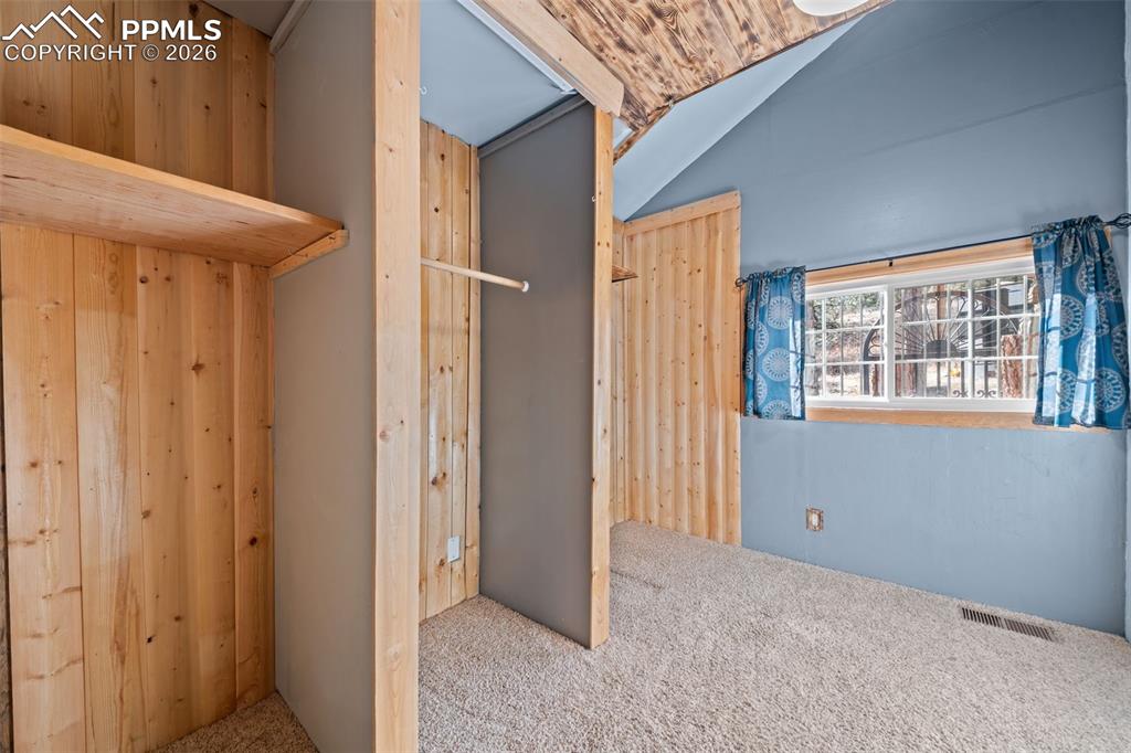 Image 22 of 32: Closet