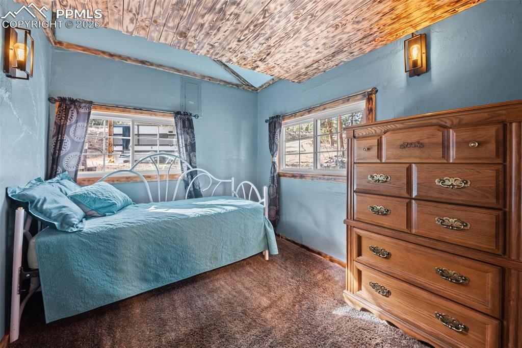 Image 23 of 32: Bedroom