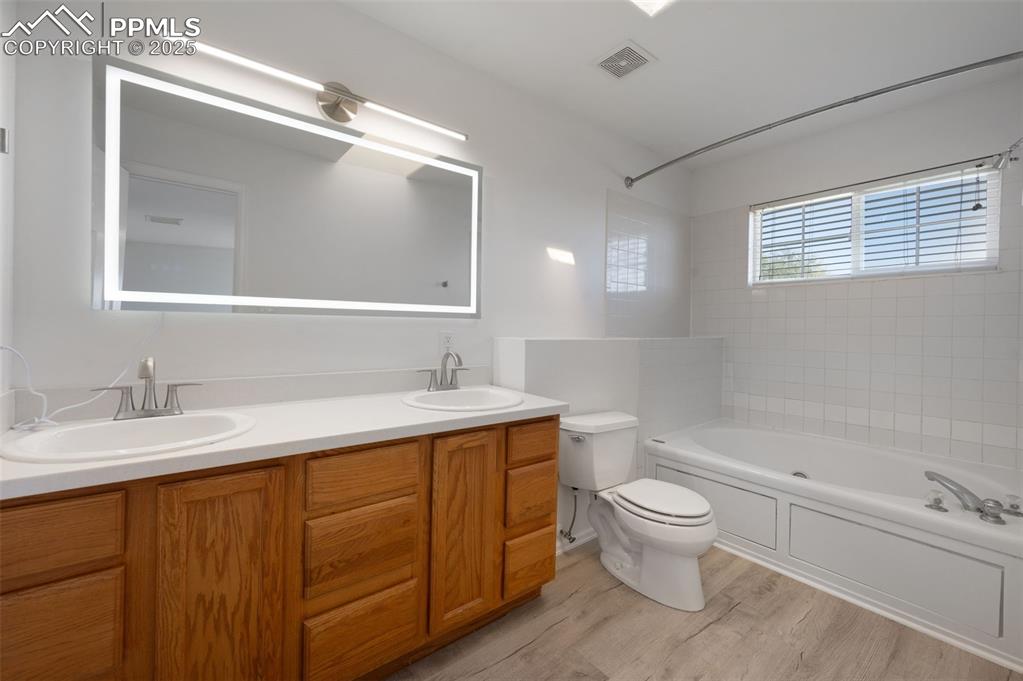 Image 16 of 34: Bathroom