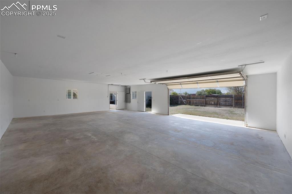 Image 30 of 34: Garage