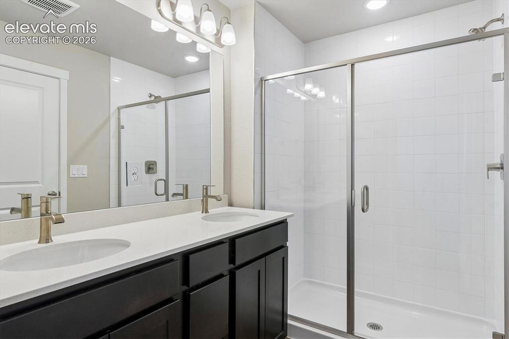 Image 14 of 23: Bathroom