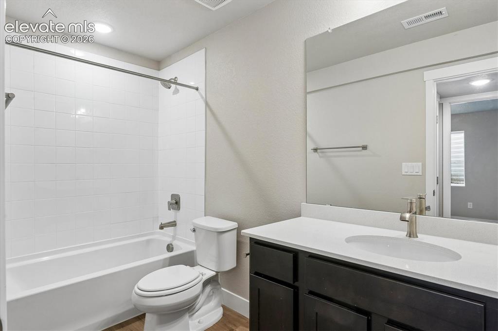 Image 18 of 23: Bathroom