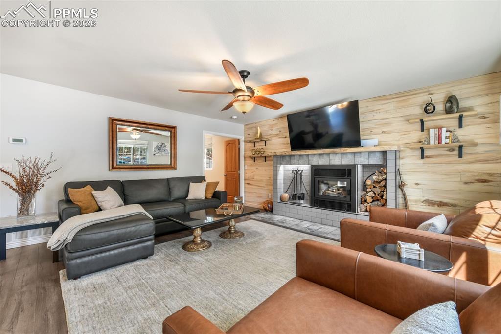 Image 10 of 50: Dining Area