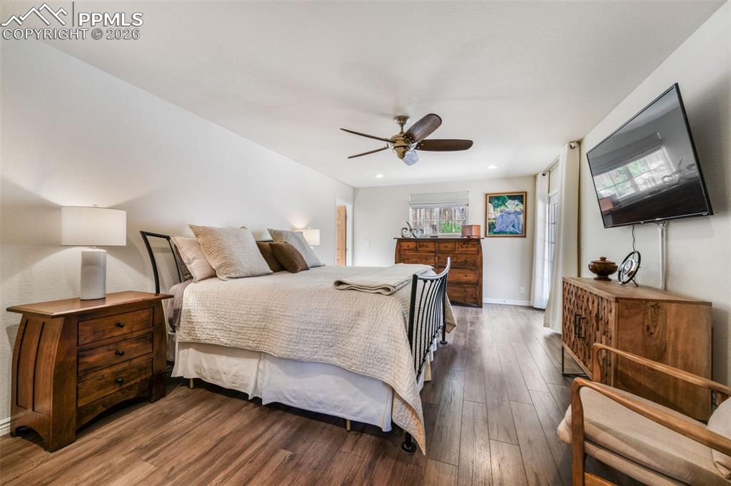 Image 13 of 50: Living Room