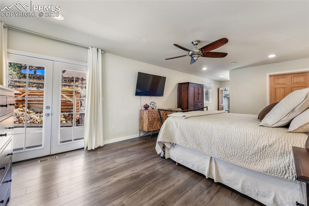 Image 15 of 50: Living Room