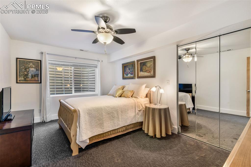 Image 22 of 50: Bedroom