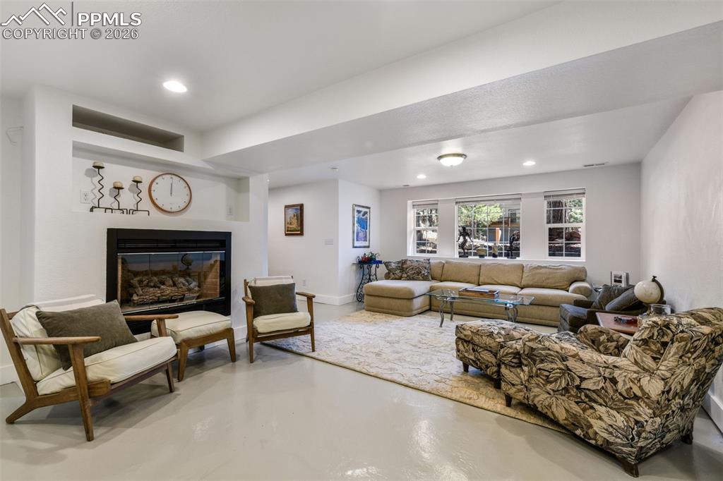 Image 23 of 50: Bathroom