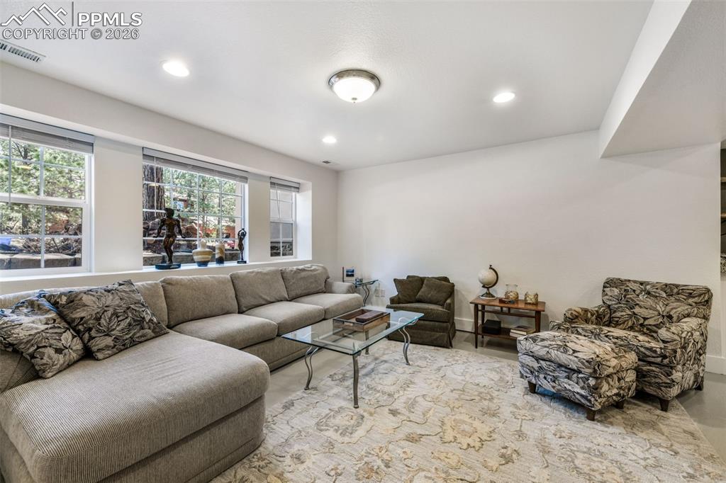 Image 24 of 50: Bedroom