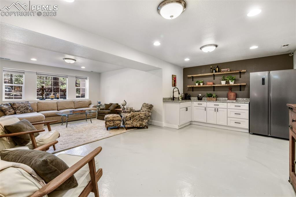 Image 25 of 50: Bedroom