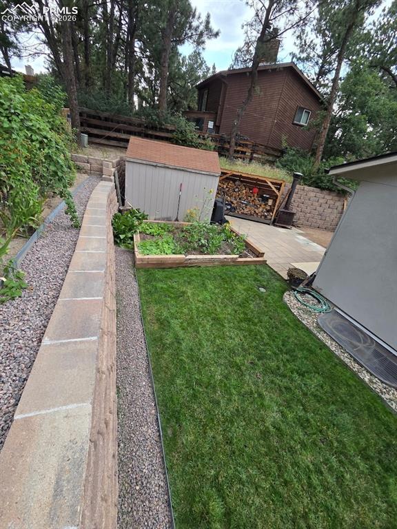 Image 33 of 50: Yard