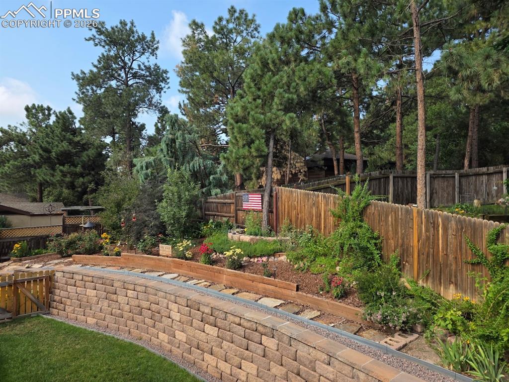 Image 34 of 50: Deck