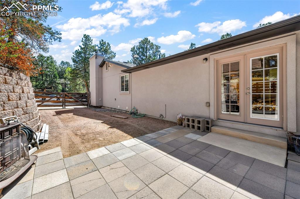 Image 37 of 50: Yard