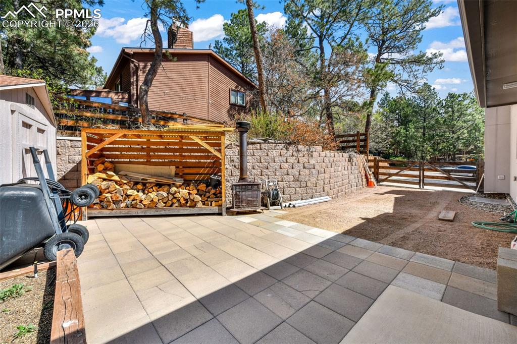 Image 38 of 50: Yard