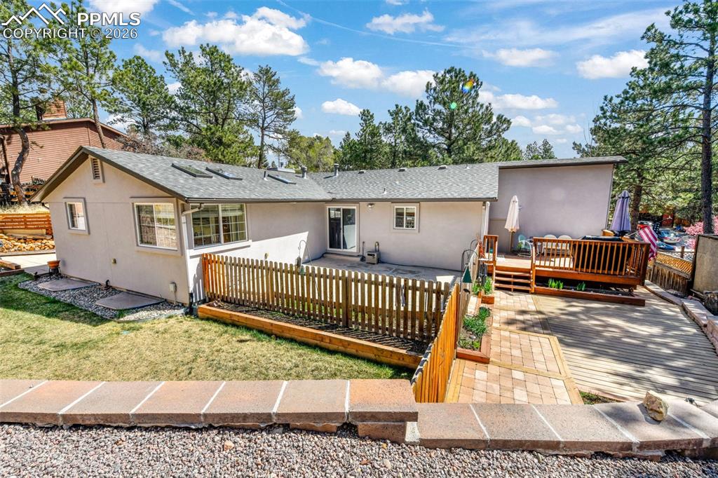 Image 39 of 50: Yard