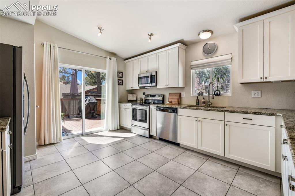 Image 4 of 50: Dining Area