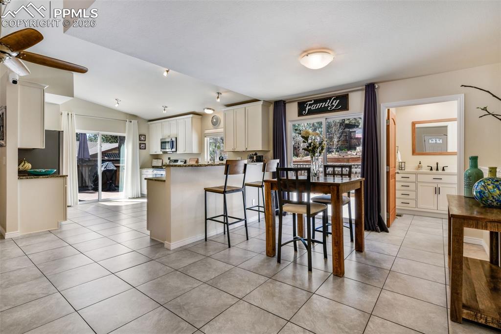 Image 6 of 50: Dining Area