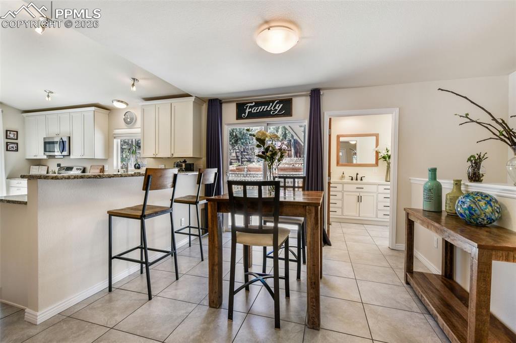 Image 7 of 50: Kitchen