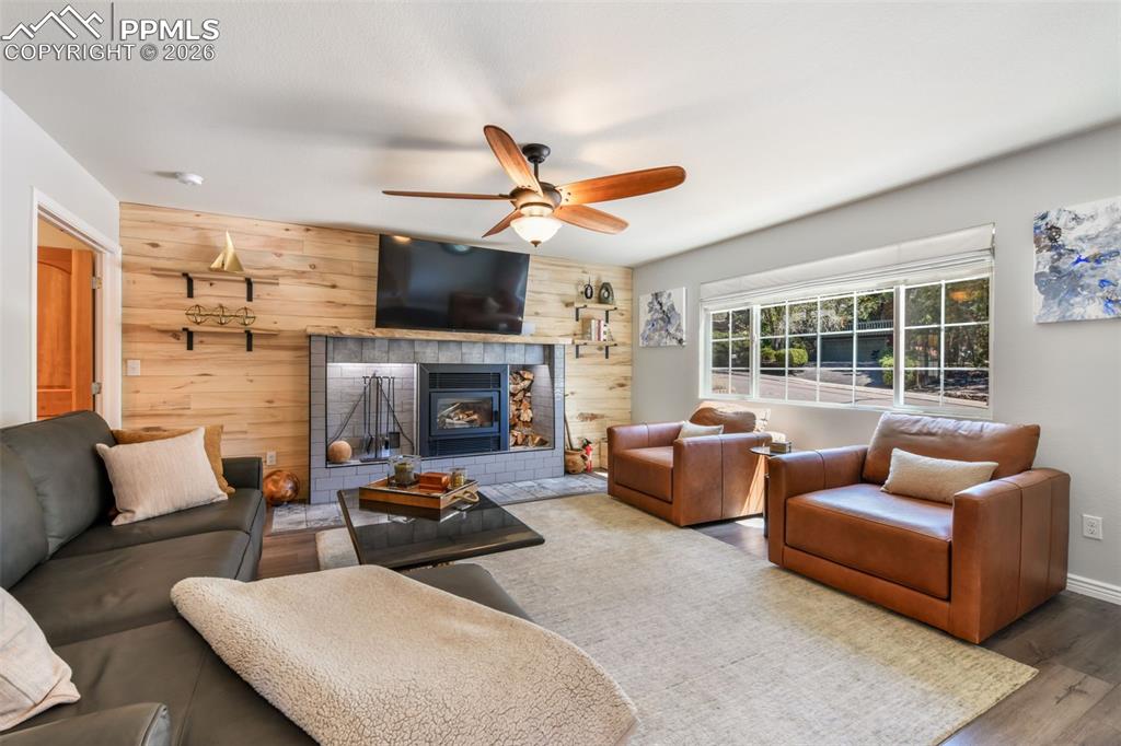 Image 9 of 50: Dining Area