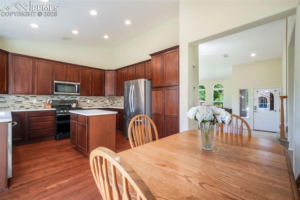 Image 10 of 50: Kitchen