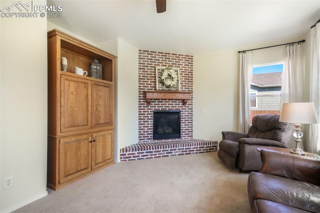 Image 18 of 50: Living Room