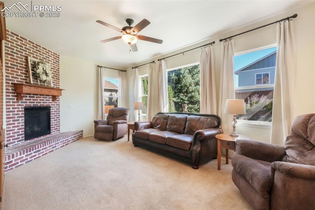 Image 19 of 50: Living Room