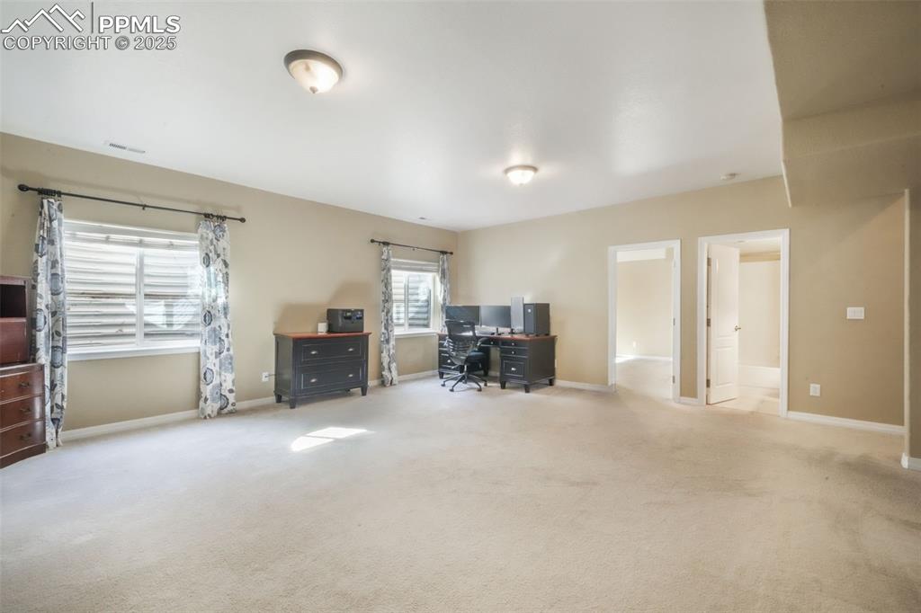 Image 34 of 50: Office