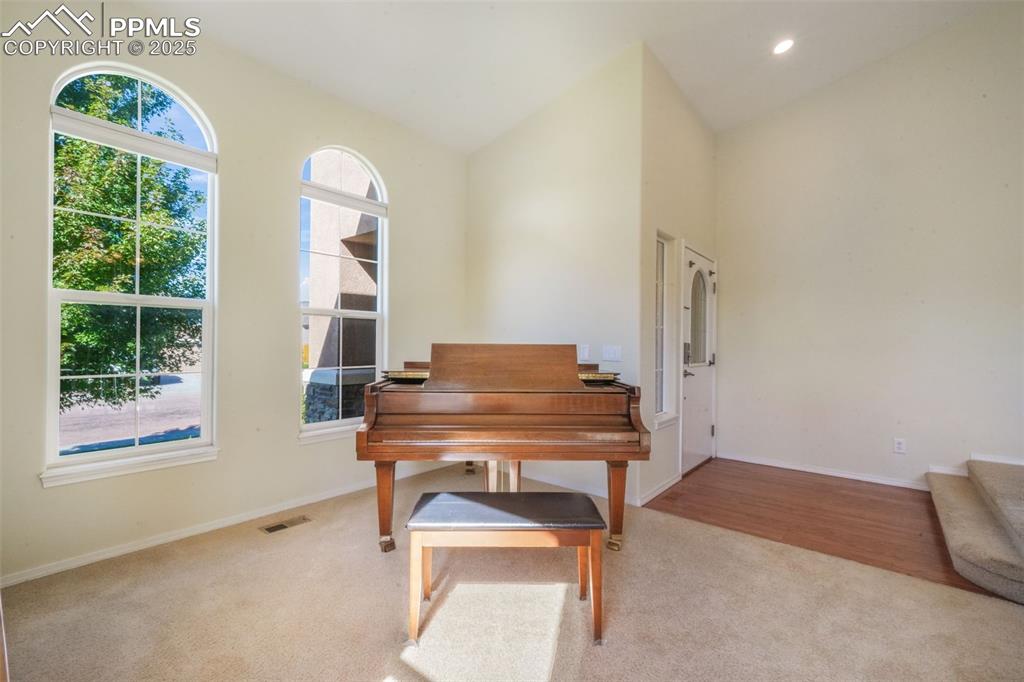 Image 4 of 50: Sitting Room