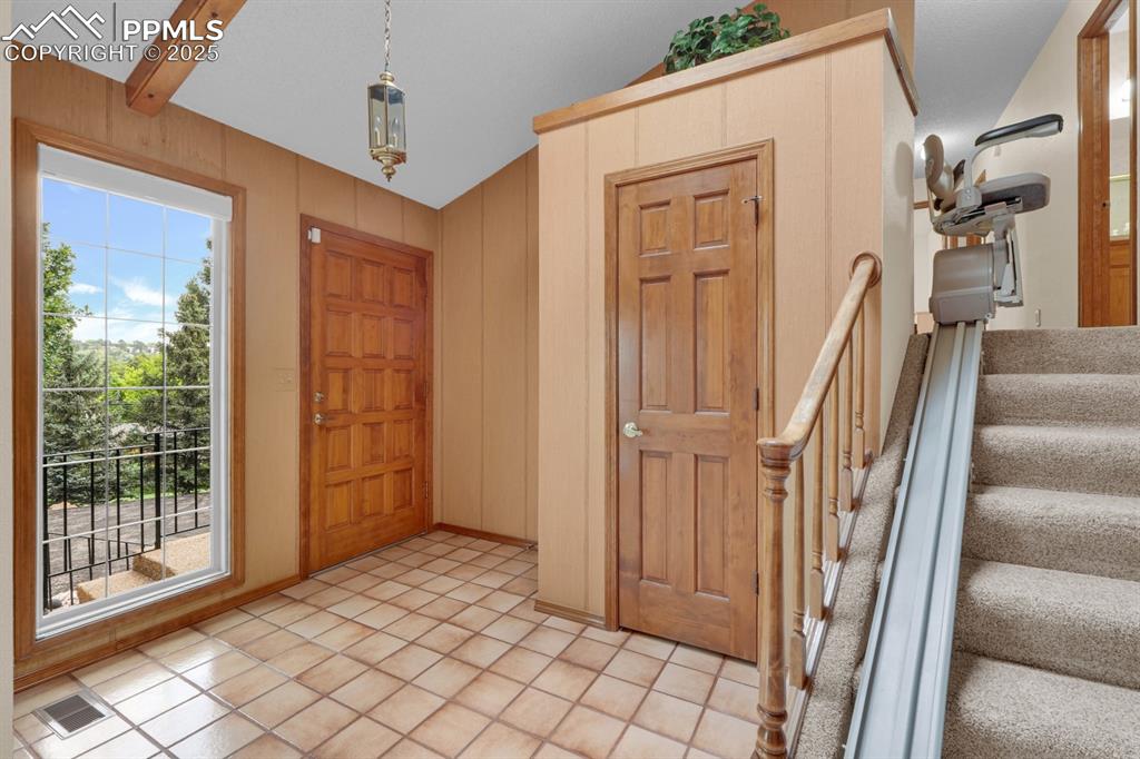 Image 15 of 47: Tiled entryway 