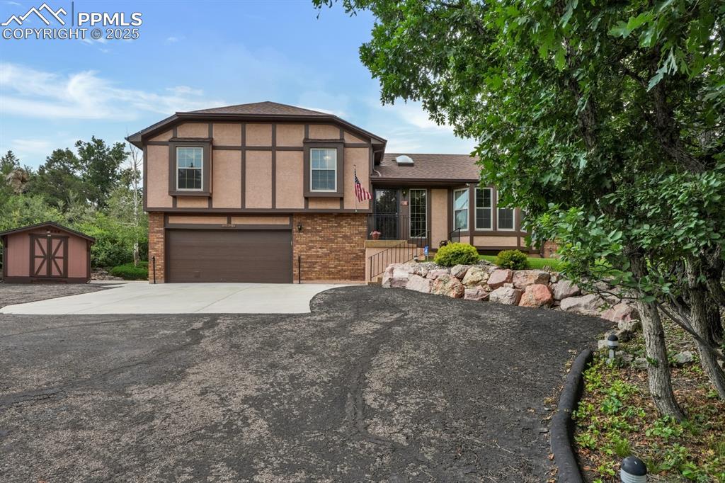 Image 33 of 47: Spacious driveway