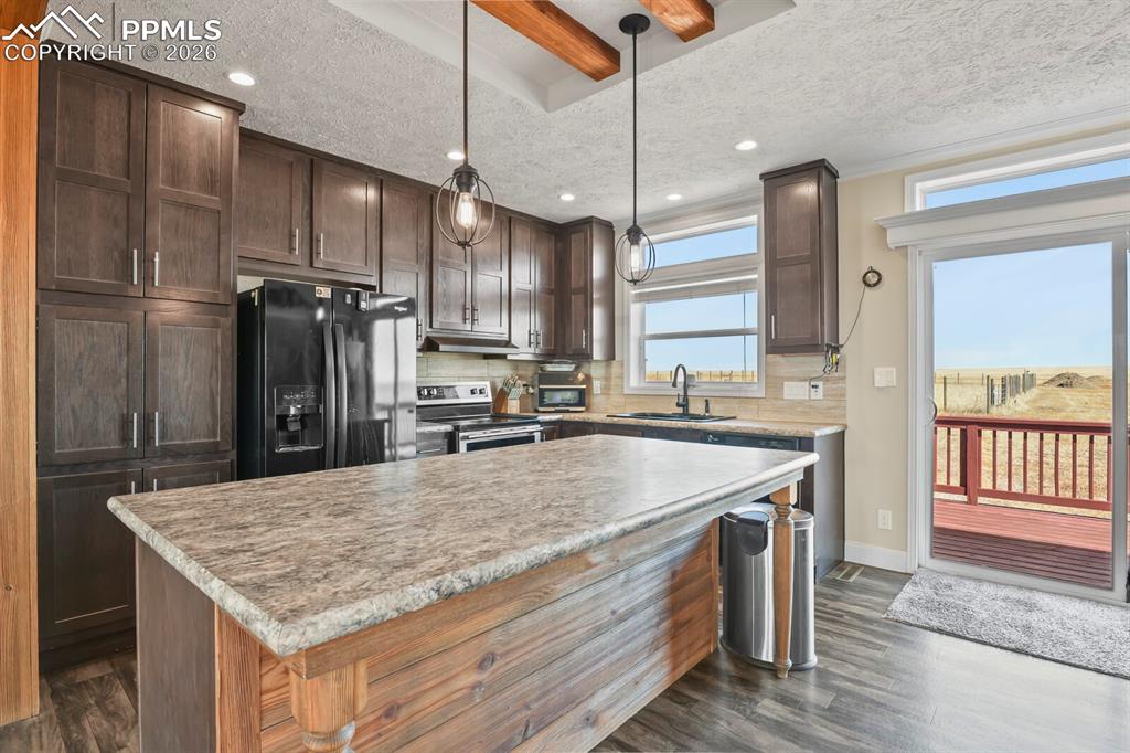 Image 8 of 39: Kitchen