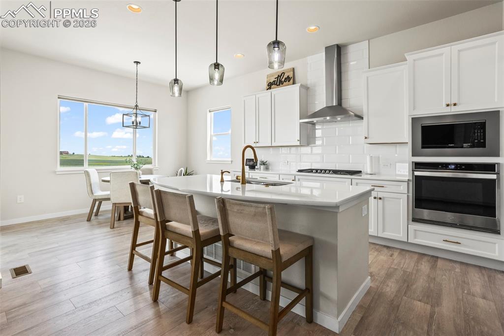 Image 12 of 21: Kitchen and Breakfast Area