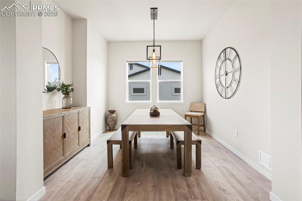 Image 13 of 21: Dining Room