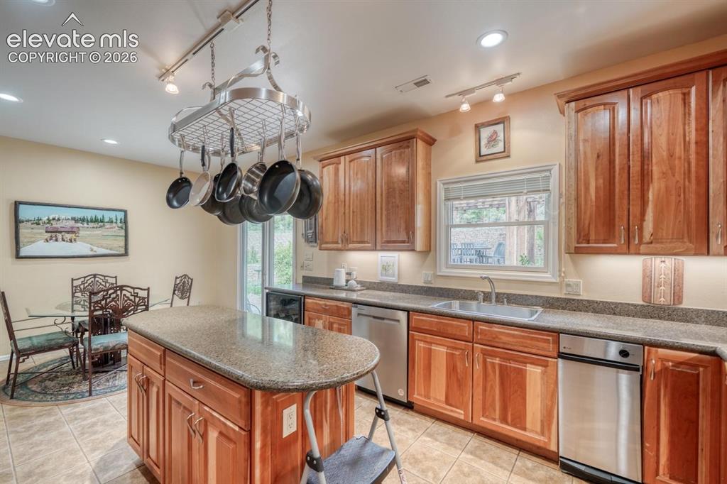 Image 18 of 47: Kitchen