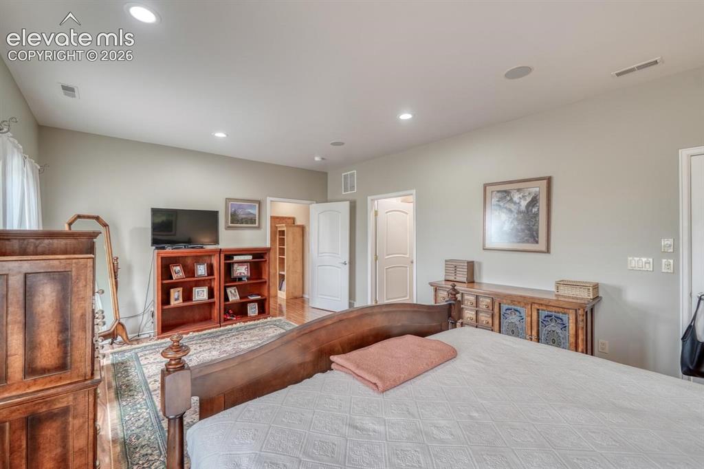 Image 19 of 47: Kitchen