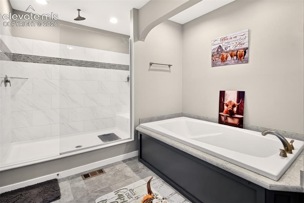 Image 20 of 42: Bathroom