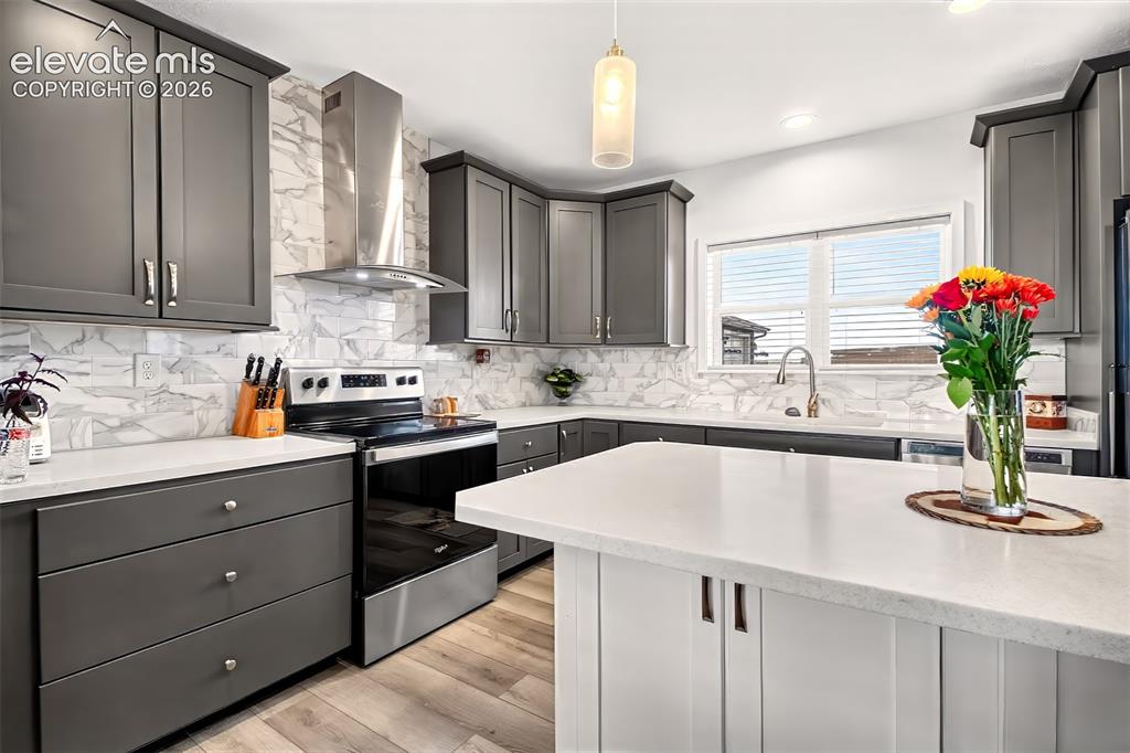 Image 6 of 42: Kitchen