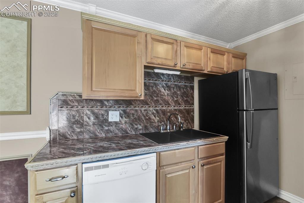 Image 10 of 25: Kitchen
