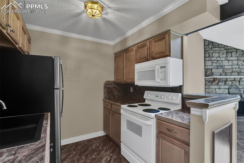 Image 11 of 25: Kitchen