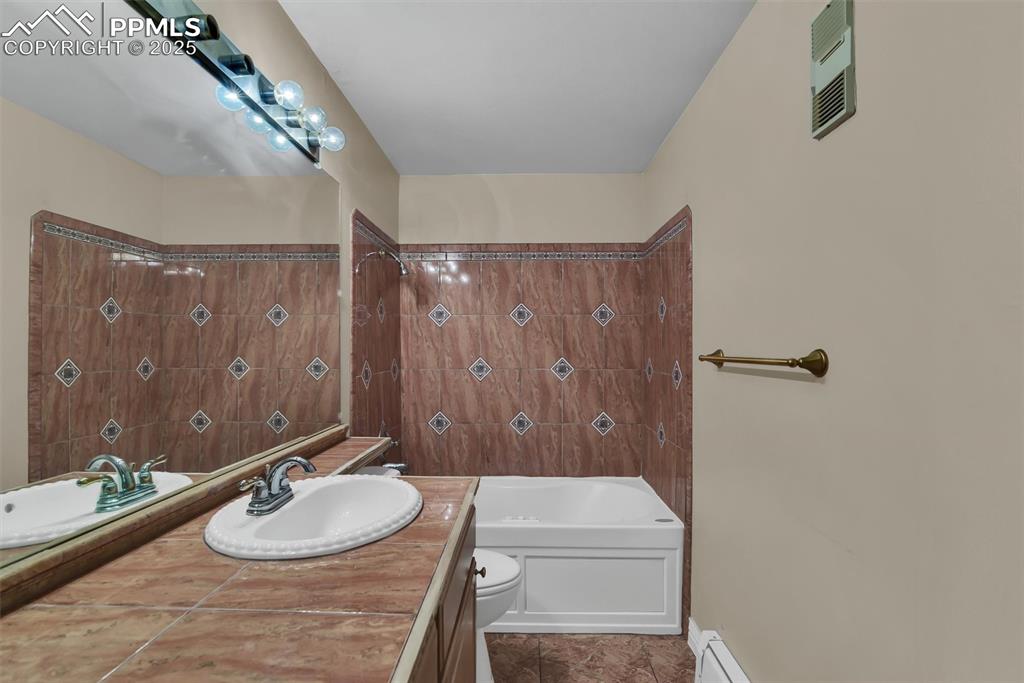 Image 13 of 25: Bathroom