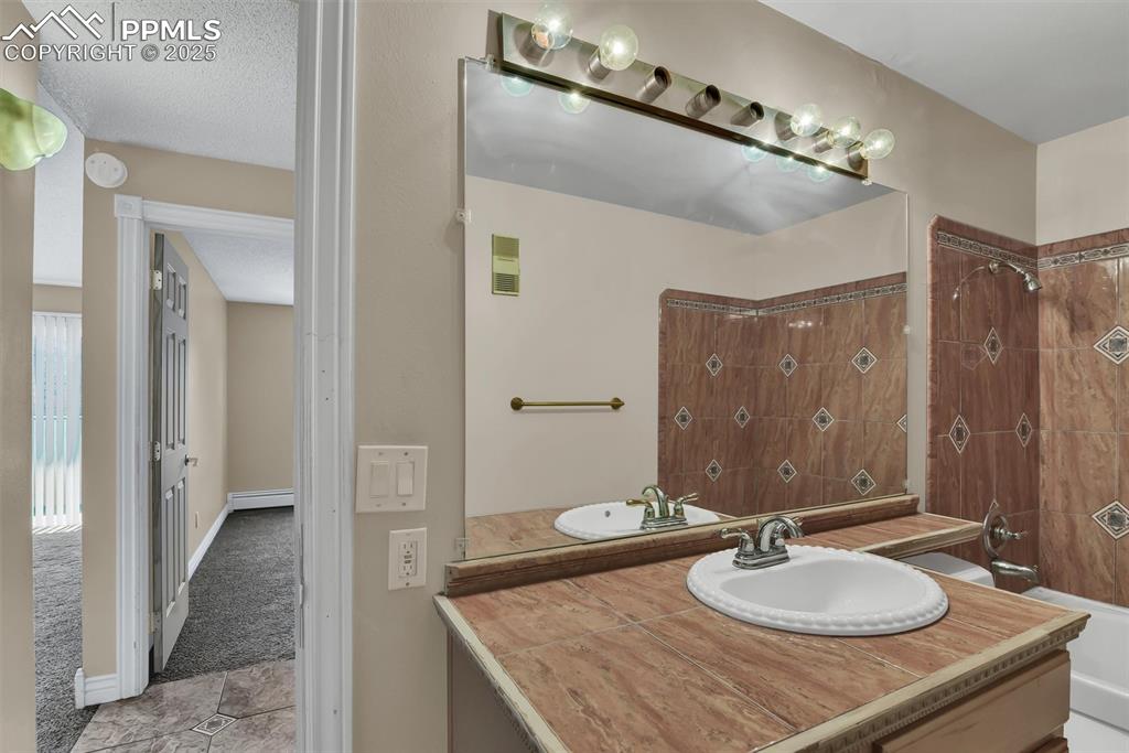 Image 14 of 25: Bathroom