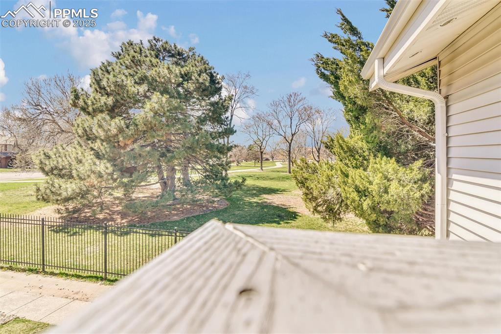 Image 18 of 25: Yard