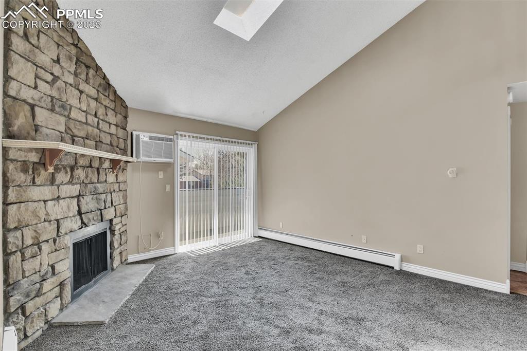 Image 4 of 25: Living Room