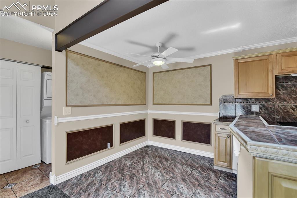 Image 7 of 25: Kitchen