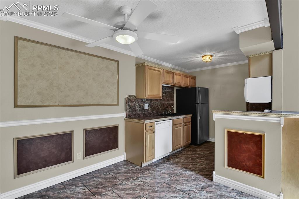 Image 8 of 25: Kitchen