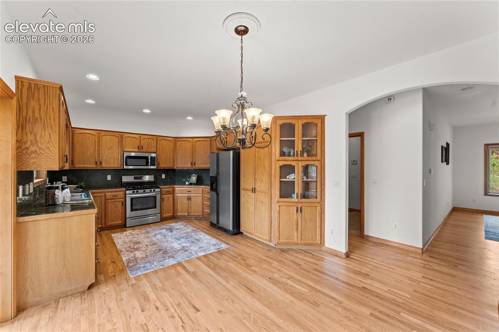 Image 14 of 46: Kitchen