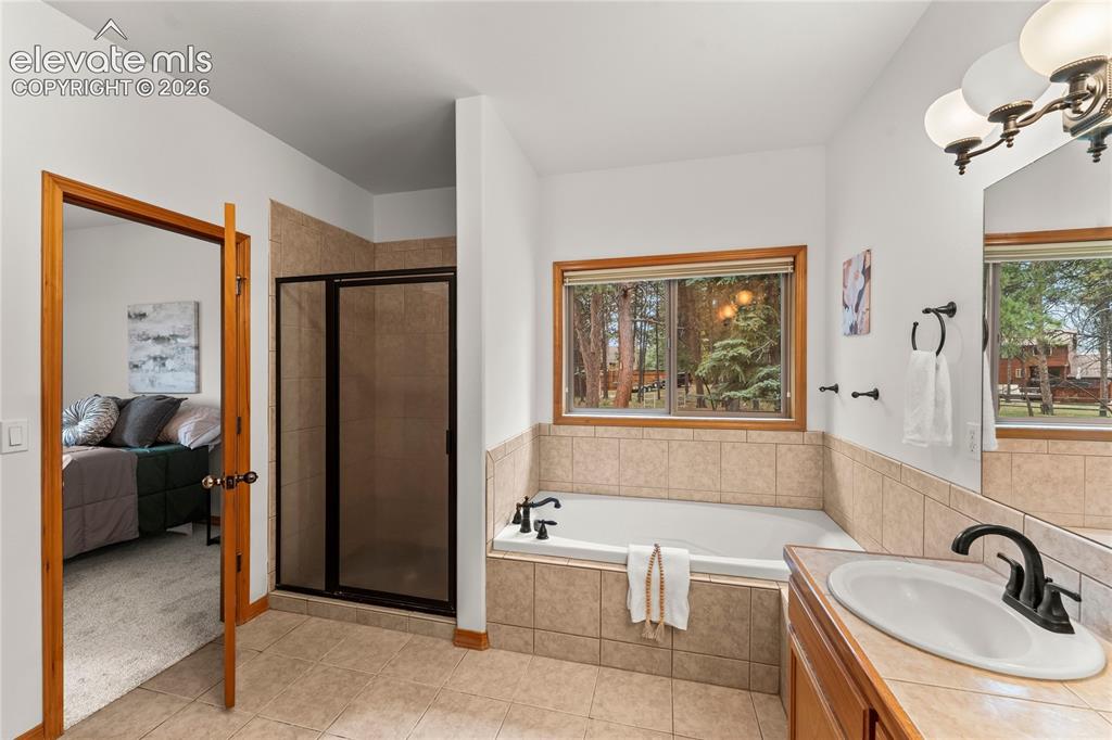 Image 17 of 46: Bathroom