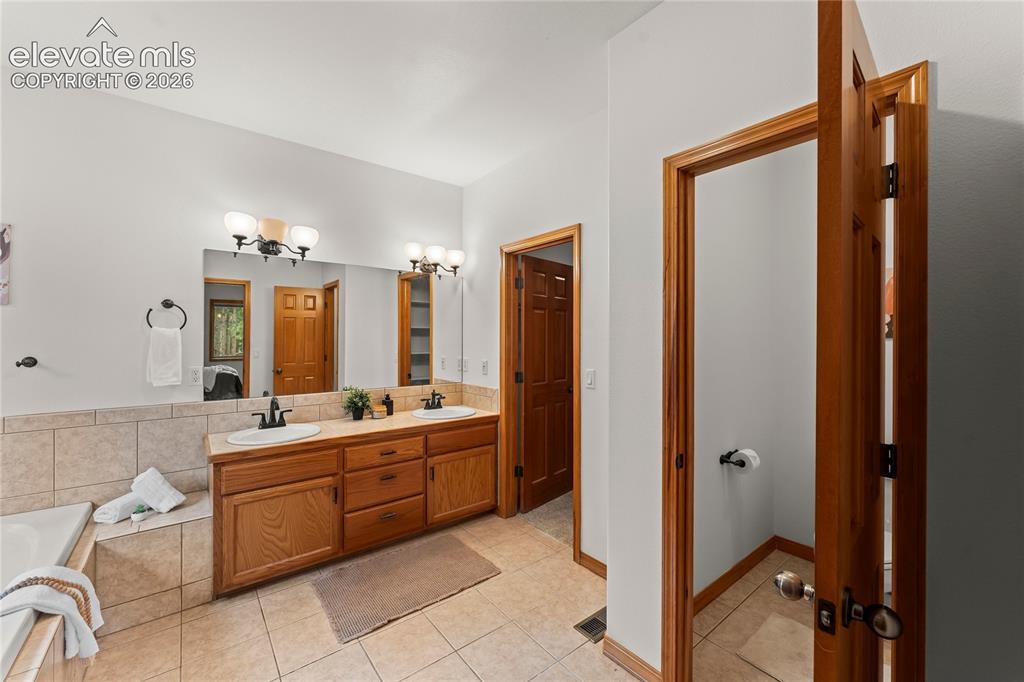 Image 18 of 46: Bathroom