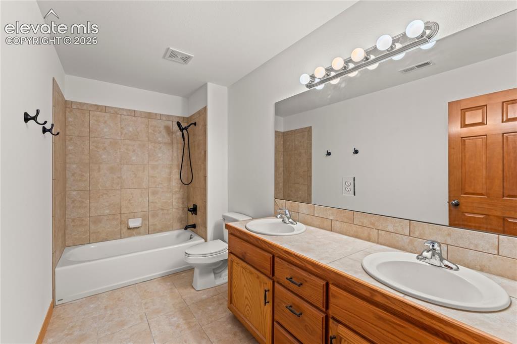 Image 30 of 46: Bathroom